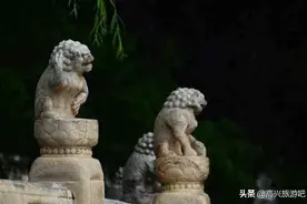 为啥都说去看故宫里那个“护头捂裆”的石狮子时，不能触摸或合影图片