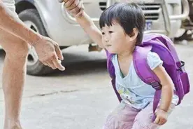 "我不买了，你别打了！"6岁女儿跪地求饶，失控的家长多吓人？图片