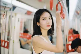 和女朋友一起逛街的时候，牵着她的手你是不是特别骄傲呢？图片