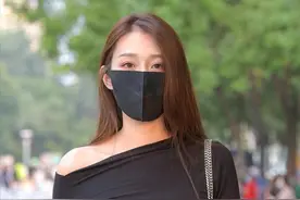 烟灰色紧身牛仔裤搭配斜肩上衣，时髦又洋气的穿搭，时尚又显身材图片