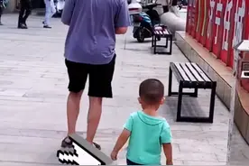 山东一男子假装掉100元钱，儿子随手给他个教训！网友：这是代价图片