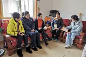 “检察官妈妈，给您看看我的奖状！”图片