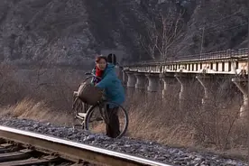 农村妇女捡来十万现金，果断选择私吞，最终却一分都没能花掉图片