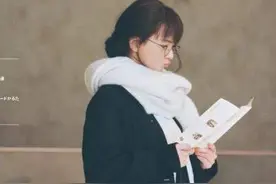 戴围巾时，别乱“圈在脖子上”，瞧瞧这6种围巾戴法，照着戴准美图片