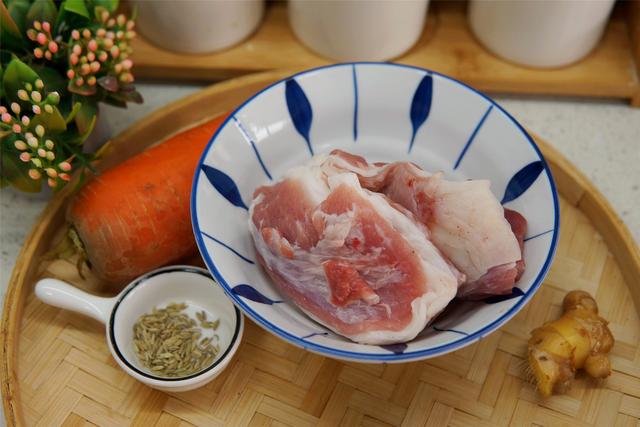冬至进补，春天打虎，炖“羊肉胡萝卜汤”有窍门，汤白鲜香膻味小