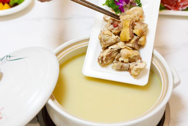 红酒和花胶一起炖煮吗 红酒和花胶一起炖煮吗会中毒吗