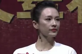 章子怡谈父亲时泪崩，眼睛发红几度哽咽，遗憾没向父母表达过爱图片