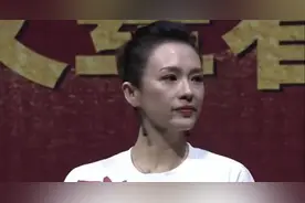 章子怡谈父亲时泪崩，眼睛发红几度哽咽，遗憾没向父母表达过爱图片
