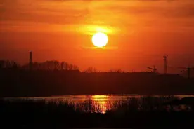 人生总会经历一些瞬间的美丽，定格心中化成永恒。志强七绝题夕阳图片