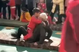 70岁爷爷带孙子参加运动会，为了不让孙子失落，再难也要坚持图片