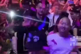 网红giao哥遭人下“黑手”！夜店商演被人打头，网友指责：过分了图片