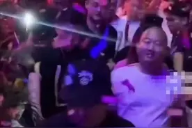 网红giao哥遭人下“黑手”！夜店商演被人打头，网友指责：过分了图片