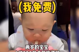 2岁宝宝吃自助惊呆服务员，真是迷你版“大胃王”，餐费吃回来了图片