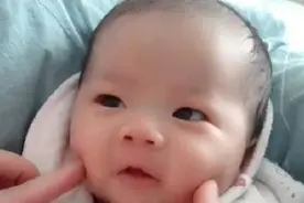 别乱摸宝宝了，牢记“三摸五不摸”，家长要谨防亲戚的“黑手”图片