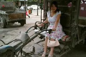 实拍：农村开拖拉机的美女，开拖拉机都这么美图片