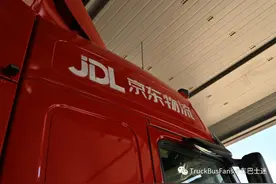 偶遇京东物流运输车——带有侧裙的全红沃尔沃FM 420图片