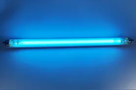 女子坐在家中皮肤竟被“晒”黑，医生说出了原因图片