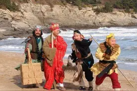 《西游记》剧里的大蟒蛇，以为是特效，看到实物真觉得演员不容易图片