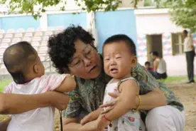 老人带娃，容易犯这几个错误，妈妈要懂得制止，不然很伤娃图片