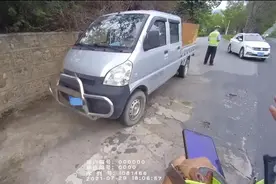 高速路上随停随走？云南一司机高速路边停车“走亲戚”图片