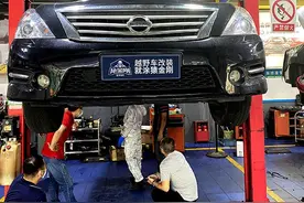 日产轿车底盘防护改装，喷涂猿金刚防爆装甲涂层，抗冲耐磨防腐图片
