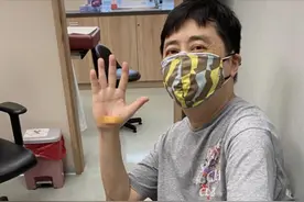 60岁庾澄庆骑车出意外！深夜被紧急送往医院，伤势严重仍不改幽默图片