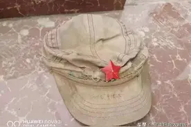 太康：耄耋老人捐军帽图片