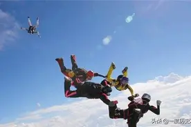 她从4400米高空跳下，降落伞却打不开，不料却被10万只小生命拯救图片