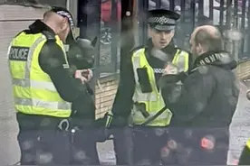 英国男子街头遛“狗”被拦，细看原是戴着狗头面具的女子图片