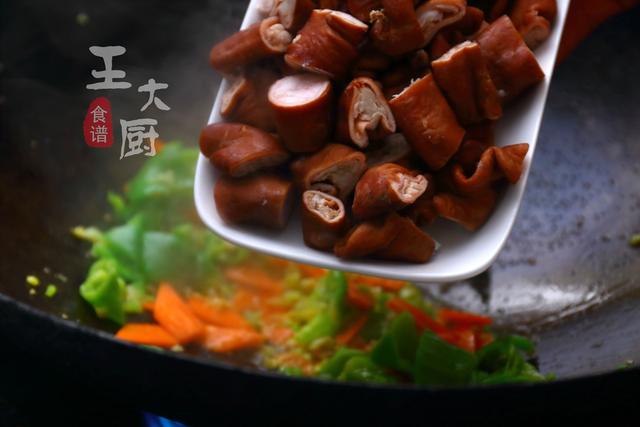 溜肥肠的家常做法，香而不腻，没有异味，下酒下饭都不错