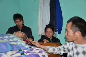 越南双腿残疾男子与妻子生3娃都有残疾，现子女已到中年仍未成家图片
