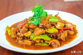厨师长分享“小炒鸡”的做法，农家菜简单又美味，比回锅肉好吃图片