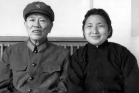 战士从报纸上认出父亲，指导员却说：别乱想了，那是高级首长图片