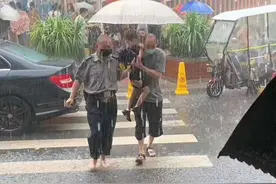 暖心！暴雨里的“光脚叔叔”找到了图片