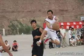 陕西篮球“牛”人远投8连中，这准度堪比库里图片