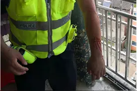 玻璃“中暑”碎裂，落了一地！居民求助岗亭交警图片