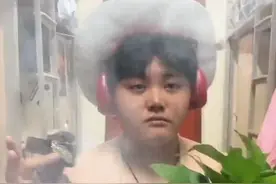 封校后被“逼疯”的大学生！哈哈哈哈哈哈！网友：给学校招生带来毁灭性打击图片
