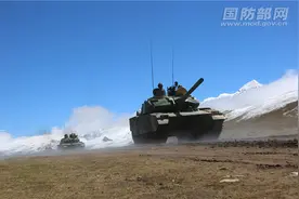 开炮！数枚炮弹扑向“敌”碉堡，瞬间砂石飞溅图片