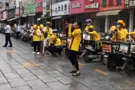 美团小哥聚众开“演唱会”，兄弟们真捧场，今天的工钱给报吗？图片