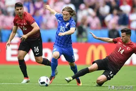 如何像莫德里奇和坎特一样半转身接球图片