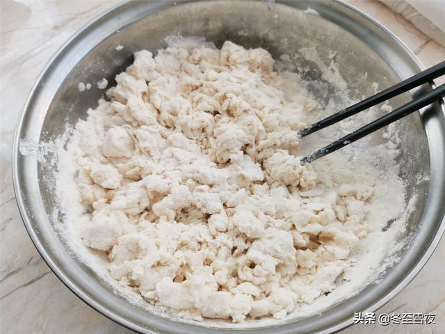 教你在家做韭菜盒子，和面、拌馅的小技巧，比外面卖的好吃百倍