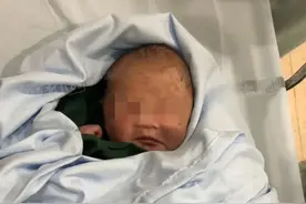 男车主忘关车窗，第二天发现车后座多了一个女婴，连脐带都没剪干净图片