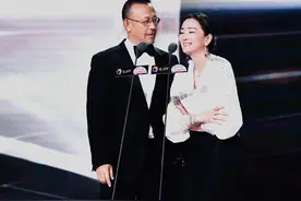 两大顶流世纪大同框！巩俐出场再现戛纳封神造型，姜文气场被秒杀图片