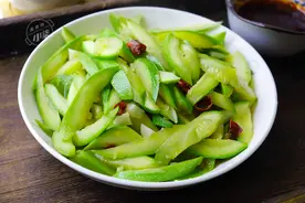 老婆最爱吃的一道素菜，饭店15一盘，在家做不到2元，简单又实惠图片