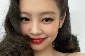 Jennie自拍：睫毛贴歪，面部肌肉纹理下垂，侧脸更是没眼看图片