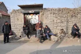 家里进蛇，为何要用竹竿把它赶出去？蛇怕竹竿吗？看完心里有数了图片