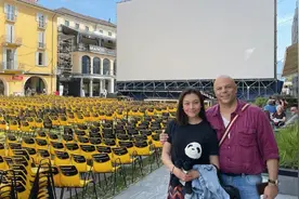 史可被老公搂腰太甜蜜，两个混血孩子颜值高，大儿子手上还缠纱布图片