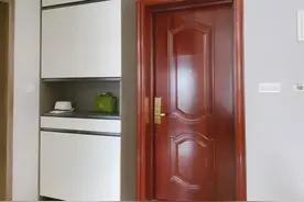 老婆选了红色的门，装完一看我差点哭了！这还有救吗？图片