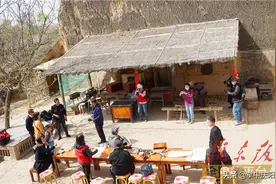 庆阳多位文化大咖走进南佐遗址采风图片