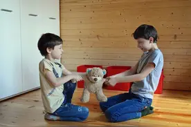 亲戚聚会，孩子小气不肯分享？恭喜你，这个阶段的孩子自私就对了图片